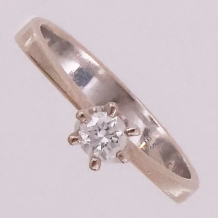 Ring med diamant, 1 x ca 0,18ct, ø 17,2mm, bredde 4,9mm, hvitt gull,14K Vekt: 2,3 g Kontakt Lånekontoret for frakt