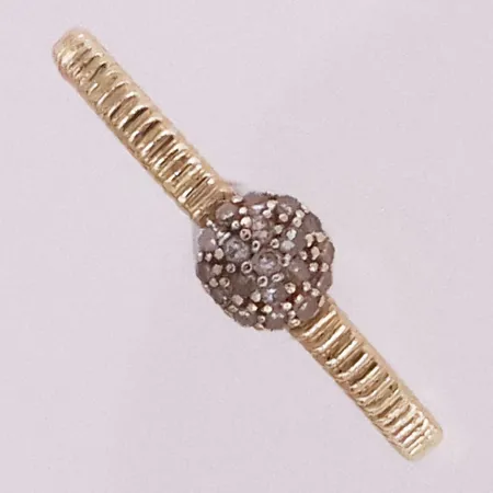 Ring med klare stener, ø 17,2mm, bredde 4,9mm, 14K Vekt: 1,6 g Kontakt Lånekontoret for frakt