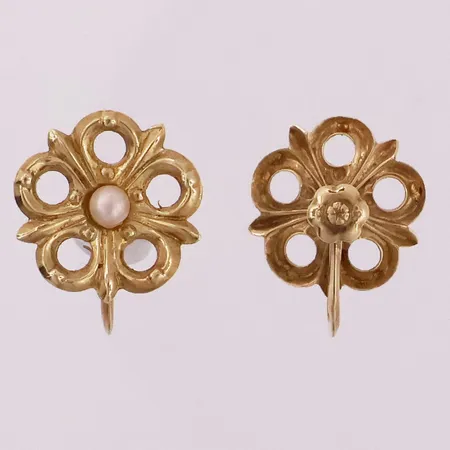 Ett par øredobber med perler, lengde 16,8mm, bredde 14,4mm, 14K Vekt: 1,8 g Kontakt Lånekontoret for frakt