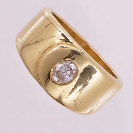 Ring med diamant, 1 x ca 0,20ct, ø 16,7mm, bredde 9,5mm, 18K Vekt: 11,7 g Kontakt Lånekontoret for frakt