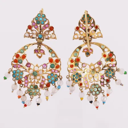 Ett par øredobber med fargede stener, 50x30mm (flere stener mangler) 21K Vekt: 19,3 g Kontakt Lånekontoret for frakt