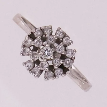 Ring med klare stener, ø 17,7mm, bredde 9,5mm, hvitt gull, 14K Vekt: 2,1 g Kontakt Lånekontoret for frakt