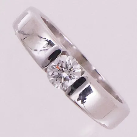 Ring med diamant, 1 x ca 0,40ct, ø 17,5, bredde 4,8mm, hvitt gull, 18K Vekt: 6,5 g Kontakt Lånekontoret for frakt