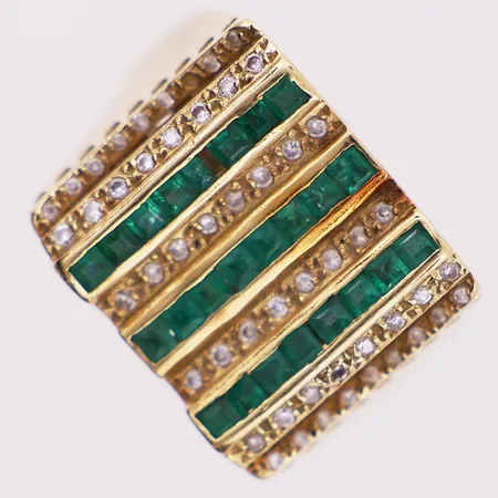 Ring med grønne og klare stener (mangler en sten), ø21mm, bredde 3,3mm-16,5mm, 18K Vekt: 12,7 g Kontakt Lånekontoret for frakt