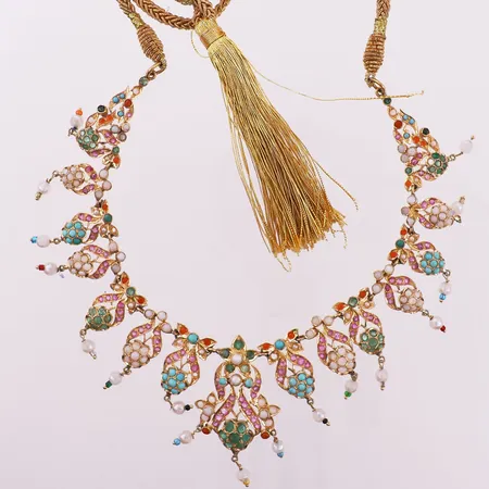 Halskjede med gulltråd og fargede stener, lengde 35cm, bredde 3-30mm, 21K, bruttovekt 46,2g Vekt: 46,2 g Kontakt Lånekontoret for frakt