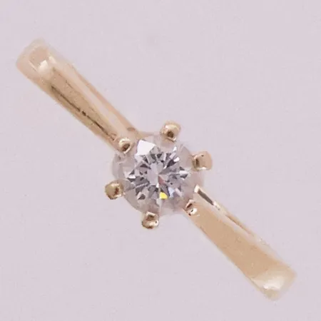 Ring med diamant, 1 x ca 0,26ct, ø16,5, bredde 2-5,5mm, 14K Vekt: 2,9 g Kontakt Lånekontoret for frakt