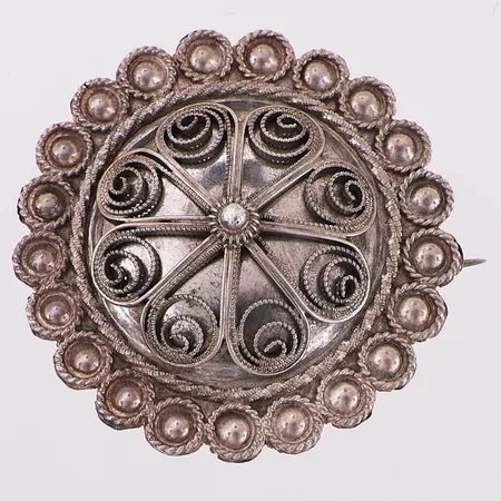 Brosje, ø 38,7mm, bredde 1,2-7mm, 925S Vekt: 7,7 g Kontakt Lånekontoret for frakt