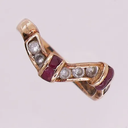 Ring med klare og røde stener, ø 16,9mm, bredde 7,9mm, 14K Vekt: 1,8 g Kontakt Lånekontoret for frakt