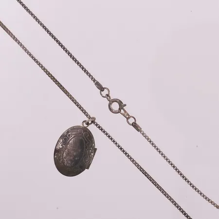 Halskjede med medaljong, lengde 46cm, bredde,1,3mm, medaljong 21x16mm, 925S Vekt: 6,2 g Kontakt Lånekontoret for frakt