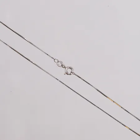 Kjede Veneziansk, lengde 44 cm, bredde 0,7mm, hvitt gull, 14K Vekt: 1,2 g Kontakt Lånekontoret for frakt