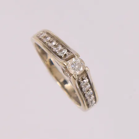 Ring med diamanter (1 x ca. 0,18ct og 10 x ca. 0,02ct), ø16,8mm, bredde 1,9- 4,3mm, hvitt gull, 14K Vekt: 3,2 g Kontakt Lånekontoret for frakt