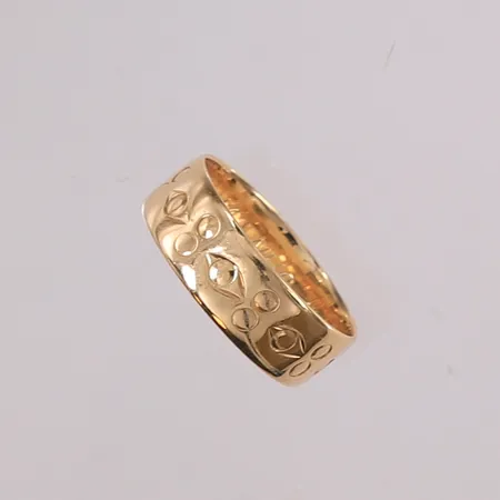 Ring, ø16,3mm, bredde 5,8mm, gravert, 14K Vekt: 2,7 g Kontakt Lånekontoret for frakt