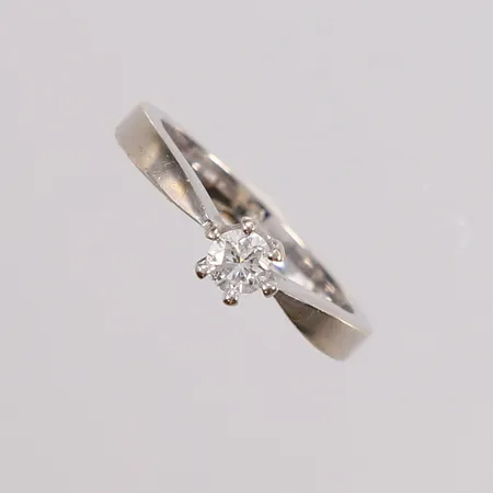 Ring med diamant ca 0,18ct, ø=15,25 mm, 14K. Vekt: 2,6 g Kontakt Lånekontoret for frakt
