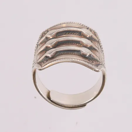 Sølvring fra David-Andersen som er en kopi av ring fra 300-tallet, str ø=19,5 mm, men størrelsen er variabel, bredde 25 mm. Vekt: 12 g Kontakt Lånekontoret for frakt