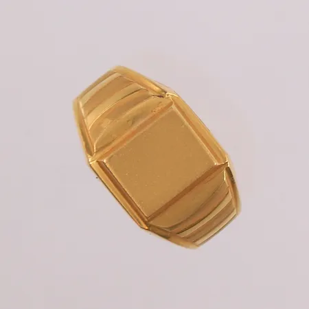 Ring med plate, ø19,5mm, bredde 4,1- 12,3mm, 21K (stemplet 22K) Vekt: 6,6 g Kontakt Lånekontoret for frakt