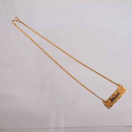 Halsmykke med navn "Nura", lengde 36cm, bredde 2- 11,6mm, 21K Vekt: 7,5 g Kontakt Lånekontoret for frakt