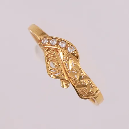 Ring med 4 blanke stener, ø16,3mm, bredde 0,9- 6,6mm, 21K Vekt: 0,8 g Kontakt Lånekontoret for frakt