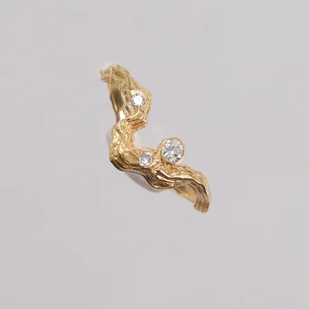 Gullring med tre diamanter, hovedsten ca 0,07ct, ø=17 mm, 18K. Vekt: 2,2 g Kontakt Lånekontoret for frakt