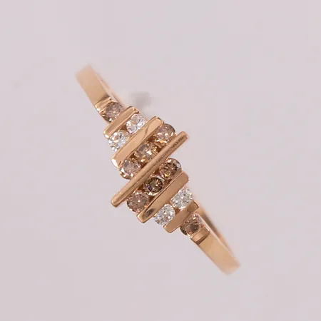 Ring med briljantslipte brune og hvite diamanter (12 x ca. 0,03ct), ø20,4mm, bredde 1,7- 9mm, roségull, 14K Vekt: 3,3 g Kontakt Lånekontoret for frakt