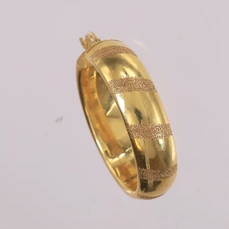 Ørering i 18K, ø=32 mm, bredde 8,2 mm. Vekt: 4,6 g Kontakt Lånekontoret for frakt