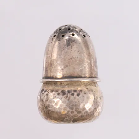 Strøbøsse, høyde 4cm, 830S Vekt: 12,5 g Kontakt Lånekontoret for frakt