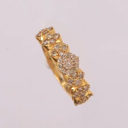 Ring med 35 diamanter (totalt 0,50ct iht. gravering), ø16,3mm, bredde 1,3- 6mm, 18K Vekt: 2,4 g Kontakt Lånekontoret for frakt