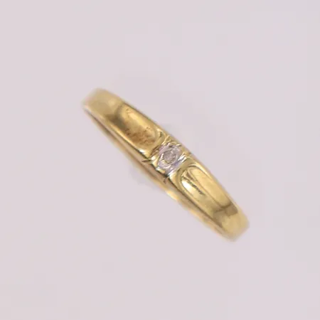 Ring med diamant (1 x ca. 0,01ct), to-farget, ø16,5mm, bredde 1,8- 3,4mm, stenen sitter skjevt, 14K Vekt: 1 g Kontakt Lånekontoret for frakt