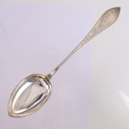 Serveringsskje i sølv 830/1000, 22,5 cm, gravert, 42,7 g. Kontakt Lånekontoret for frakt