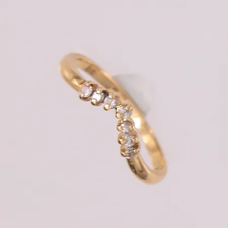 Ring med diamanter (7 x ca. 0,02ct), ø17,2mm, bredde 1,6- 2,7mm, 18K Vekt: 1,8 g Kontakt Lånekontoret for frakt