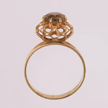 Ring med røkkvarts, ø16,9mm, bredde 3,4- 11,6mm, 14K Vekt: 2,5 g Kontakt Lånekontoret for frakt