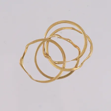 Flettering med 4 ringer, ø17,5mm, bredde 3,4- 5,4mm, 18K Vekt: 6,9 g Kontakt Lånekontoret for frakt