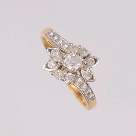 Ring med diamanter (1 x ca. 0,15ct + 8 x ca. 0,03ct + 8 x ca. 0,015ct), ø16,9mm, 1,7- 10,9mm, 18K Vekt: 3 g Kontakt Lånekontoret for frakt