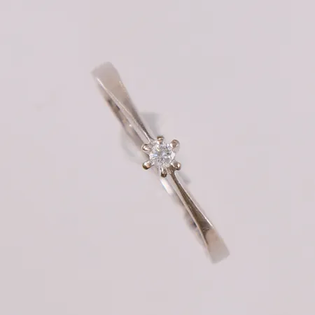 Ring med diamant (1 x ca. 0,03ct), ø18,5mm, bredde 1,6- 3,9mm, hvitt gull, 14K Vekt: 1,7 g Kontakt Lånekontoret for frakt