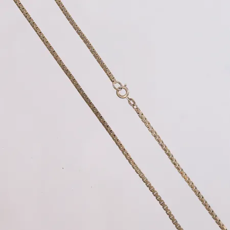 Halskjede, lengde ca 80cm, bredde ca 2mm, ujevnt mønster, 835/1000 sølv.  Vekt: 20,9 g Kontakt Lånekontoret for frakt