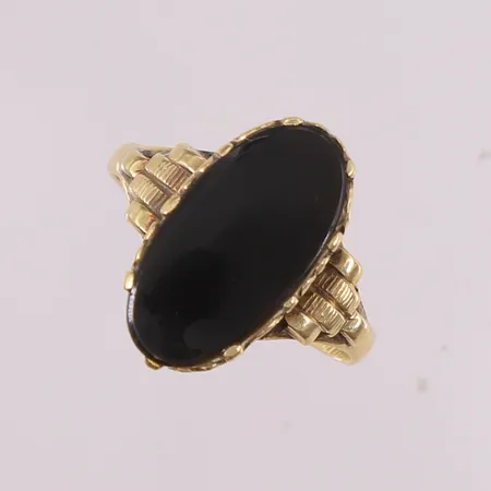 Ring med sort sten (trolig onyx), ø17,4mm, bredde 1,9- 17,4mm, 14K Vekt: 2,4 g Kontakt Lånekontoret for frakt