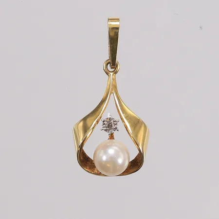 Anheng med diamant (1 x ca. 0,045ct) og perle, 26x12mm, 14K Vekt: 1,6 g Kontakt Lånekontoret for frakt