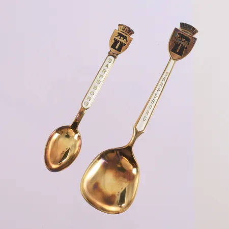 2 skjeer fra TH.Marthinsen merket Sarpsborg, 12,5 og 10 cm, c925/1000. Vekt: 26 g Kontakt Lånekontoret for frakt