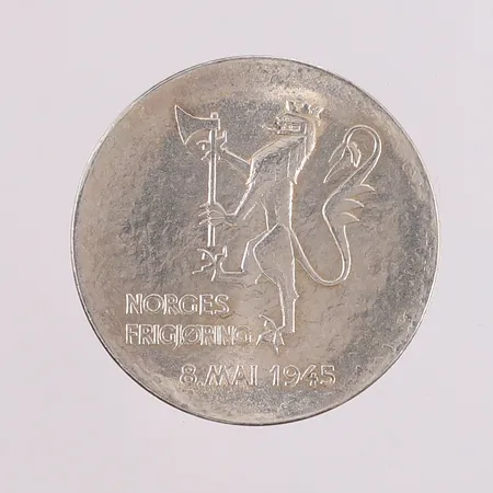 Sølvmynt, Norges frigjøring, 200kr, år 1980, S 625/1000 Vekt: 26,8 g Kontakt Lånekontoret for frakt