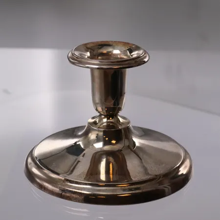 Lysestake i sølv, diameter 11,2 cm, høyde 8 cm, fylt bunn. Vekt: 216 g Kontakt Lånekontoret for frakt