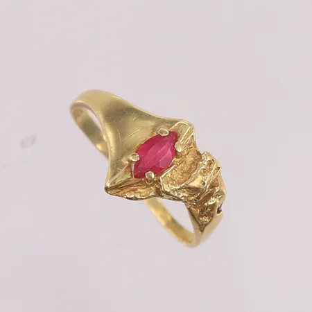 Ring med rubin 14K, str ø=17 mm. Vekt: 1,8 g Kontakt Lånekontoret for frakt