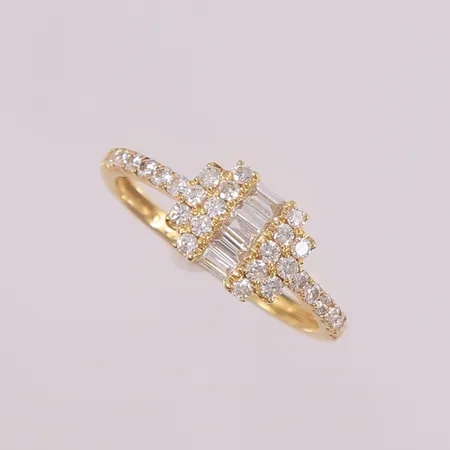 Ring med 28 briljantslipte og 5 baguetteslipte diamanter (totalt 0,50ct iht. gravering), ø16,8mm, bredde 1,4- 7,3mm, 18K Vekt: 1,5 g Kontakt Lånekontoret for frakt
