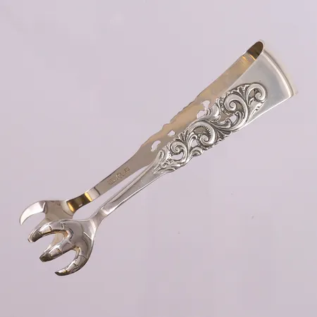 Sukkerklype/olivenklype i telesølv, lengde 9 cm. Vekt: 15,1 g Kontakt Lånekontoret for frakt