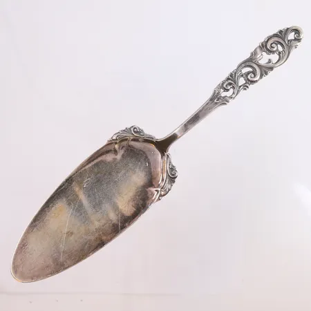 Kakespade Telesølv, lengde 22,6cm, med knekk/bøy, 830S Vekt: 55,3 g Kontakt Lånekontoret for frakt