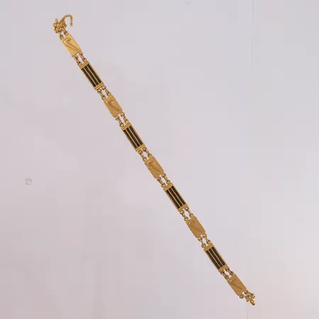 Armbånd med sorte "mønsterbånd", lengde 20cm, bredde 6mm, 22K Vekt: 17,2 g Kontakt Lånekontoret for frakt