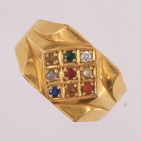 Ring med 9 fargede stener, ø21,2mm, bredde 6,3- 14,5mm, 22K Vekt: 19,2 g Kontakt Lånekontoret for frakt