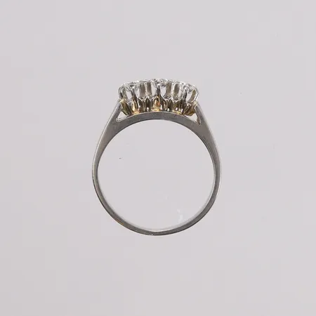 Diamantring med 3 diamanter á 0,16ct, totalt 0,48ct WS1, ø=17,25 mm, bredde 3,7 mm, 18K. Vekt: 5,4 g Kontakt Lånekontoret for frakt