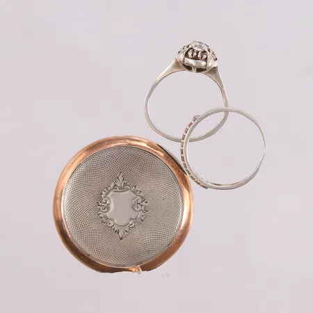 Skrapsølv: 2 ringer og baklokket på et lommeur (defekt). Vekt: 6,3 g Kontakt Lånekontoret for frakt