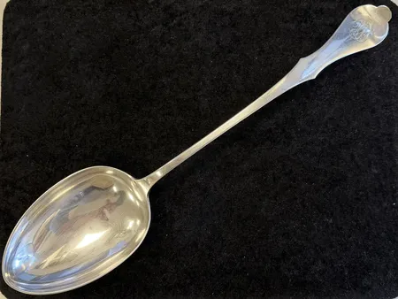 Serveringssleiv, lengde 43,7cm, gravert, noe bulkete, 830S Vekt: 230,7 g Kontakt Lånekontoret for frakt