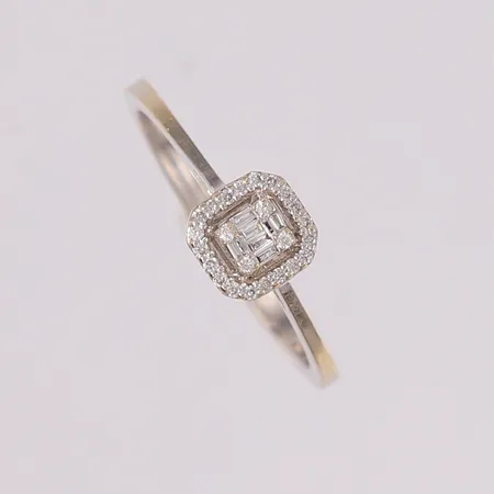 Ring med 23 briljantslipte og 6 baguetteslipte diamanter (totalt 0,10ct iht. gravering), ø17,5mm, bredde 1,7- 6,6mm, hvitt gull, 14K Vekt: 2 g Kontakt Lånekontoret for frakt