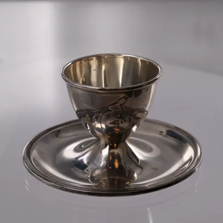 Eggegleass i sølv (gravert), høyde 44,5 mm, diameter på fast skål 83 mm. Vekt: 50,1 g Kontakt Lånekontoret for frakt